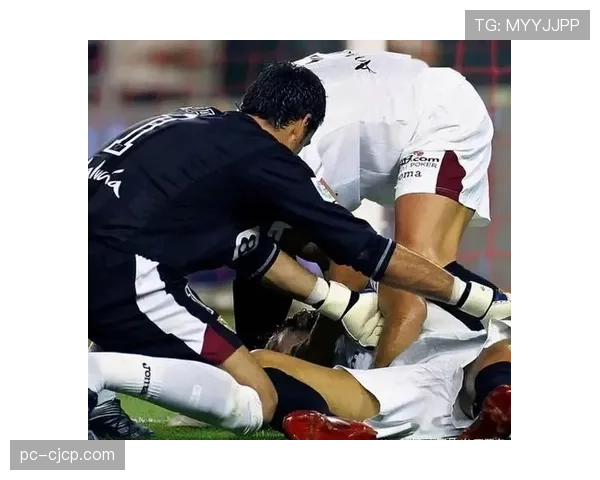 致敬传奇：塞维利亚主场赛前为已故球迷名宿普埃尔塔举行纪念仪式