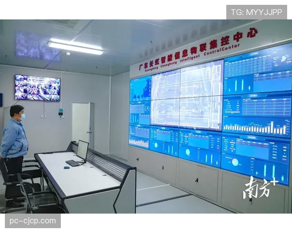 特写：场边广告牌数字化切换瞬间，技术员确保全球不同区域信号无误